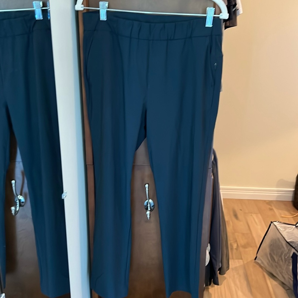 Vouri Women’s Miles Ankle Pant in Navy